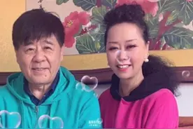 歌唱家王洁实罕露面，69岁被美女亲密挽手，妻子曾是一名修理工图片