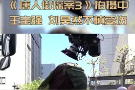 王宝强刘昊然片场意外受伤，手被玻璃割破血流不止，网友直呼心疼图片