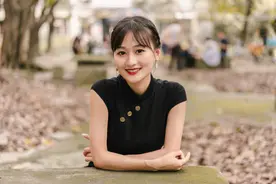 适合女士的9个拍照姿势，学会起来，拍照自然、优雅、好看图片