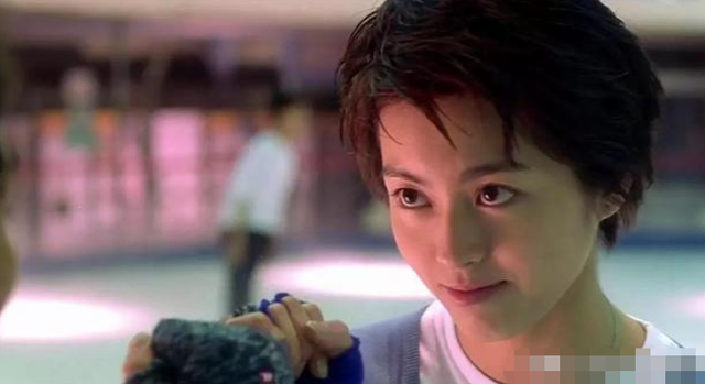 1999年梁咏琪郑伊健恋爱惹怒杨受成,几日后,"蛋糕门"传遍香港