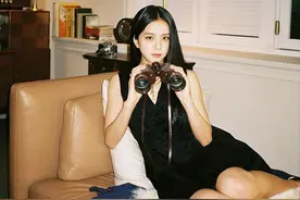 jisoo金智秀ins晒照，穿小黑裙有种电影氛围感，网友：挺像张娜拉图片