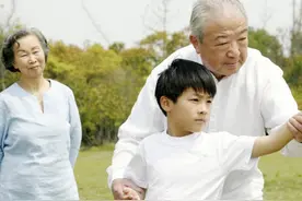 奶奶是不是真的疼孙子，这4个地方一看便知，根本掩盖不住图片