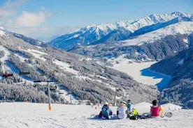 大众踏上冰雪之路，竞技滑雪与大众滑雪有何不同？图片
