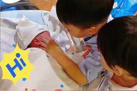 胡杏儿诞下三胎男宝，一家五口人“比手同框”，官宣细节超有爱图片