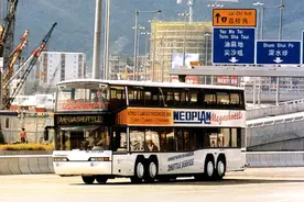 4轴最大载客170人，至今未被超越，带您见识客容量最大的单体公交图片