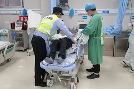 东北暴雪，广东男子骑摩托却被冻晕！南方人：这人是北方来的吗？图片