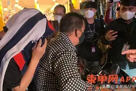 不满女友出轨，柬埔寨小伙持刀追砍情敌图片