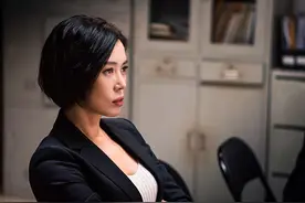 小时候只觉得她不美，现在再看她，才明白什么是又飒又风情图片