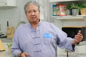 67岁的洪金宝64岁的周润发65岁的成龙，只有64岁的他活得像个妖精图片