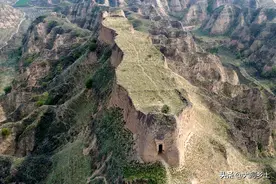 黄土高坡百米绝壁藏神秘古堡，无人知道原委，80岁大娘揭开秘密图片