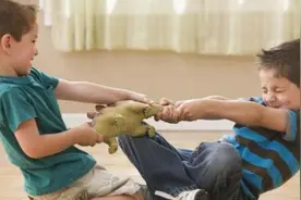 孩子打架会“还手”还是“默默承受”，将来的差距，不只一星半点图片