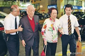 坐拥450亿，92岁跟痴呆妻子形影不离，每月只给儿子80万图片
