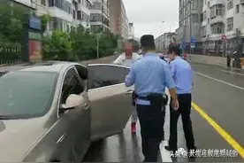 两女童快速路上独自玩耍 民警及时帮助安全返家图片