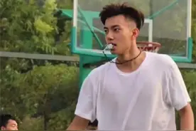 “超帅体育老师”走红，女生沉迷拍照就算了，男学生也抢着拍照图片