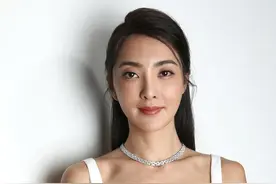 曹格娇妻真放得开，穿开胃式白裙曲线丰满撩人，手臂青筋却惹人怜图片