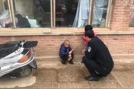 锡盟一居民发现自家院内有一幼童，赶紧报警图片