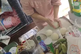 山东女生吃不惯米饭，直接在寝室大展拳脚，网友：能上天也能下厨图片