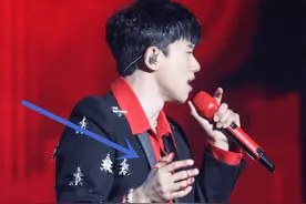 张杰演唱会电梯坠落受伤：手指已缝合，腰部轻微骨裂，需佩戴护腰图片