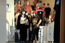 11岁王诗龄身高赶上李湘，却胖到走路肉抖？母女出游未见王岳伦图片