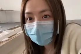 邓紫棋更新动态，与男友宅家一同拼装家具，甜蜜互动撒狗粮图片