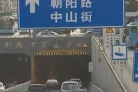 【危险】蚌埠：​两轮车进下穿，禁入标志成摆设！图片