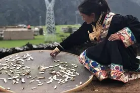 新时代的农村女性如何改变现状，用一部手机卖山中至宝年赚六百万图片