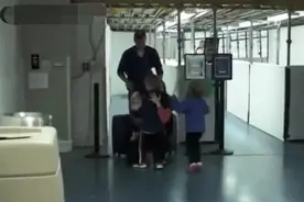 美国兄妹去接刚收养的中国弟弟，见面第一眼，俩人的反应不一般图片