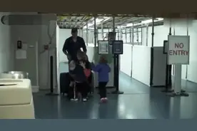美国兄妹去接刚收养的中国弟弟，见面第一眼，俩人的反应不一般图片