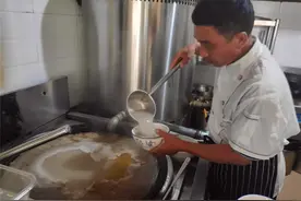 与飘神早上6点相约袁家驴肉汤，驴肉驴血驴板肠配海碧汽水，带劲图片
