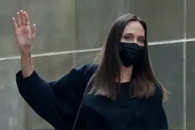 46岁朱莉和黑人女儿一起逛街，女神气质依旧，身形消瘦酷似纸片人图片