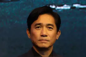 他是梁朝伟父亲，嗜赌如命致妻离子散，至死没能见到儿子最后一面图片