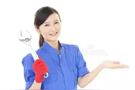 傍晚，不起眼的板房，有人进进出出，依稀听到咯咯笑声，好神秘图片