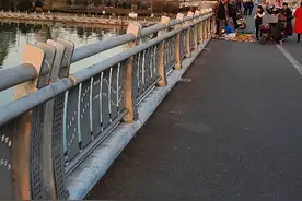 太原漪汾桥成了垂钓园图片
