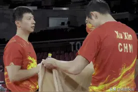 樊振东3-2险胜西蒙高茨，中国男团2-0领先法国男团，西蒙摔倒两次图片