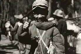 15岁偷偷参军抗日，71年后回乡见母亲仍在等他，当晚母亲含笑辞世图片