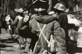 15岁偷偷参军抗日，71年后回乡见母亲仍在等他，当晚母亲含笑辞世图片