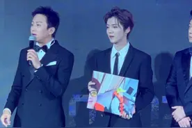 邓超陈赫新综发布会鹿晗迟到，疑因坐飞机恐高症发，脸色太难看图片