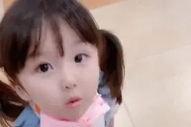 逛商场累了向爸爸求抱抱，爸爸拒绝，随后女儿一句话让爸爸妥协图片