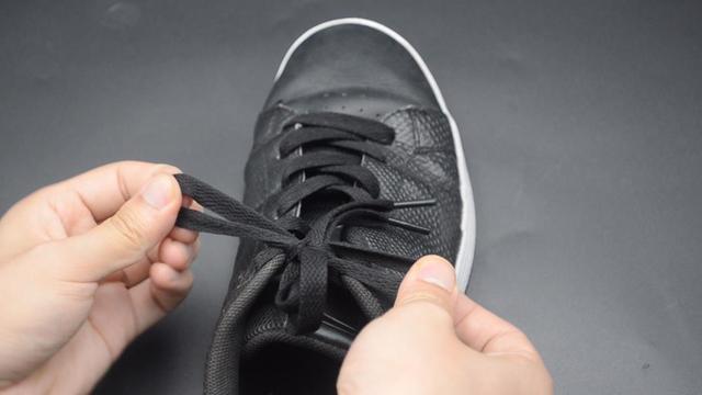 运动时鞋带老是松动？教你一招双蝴蝶结鞋带系法，美观又牢固