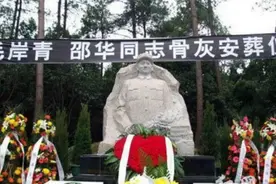 2008年，毛新宇按照父母遗愿，将父母骨灰安葬于祖母杨开慧陵墓前图片