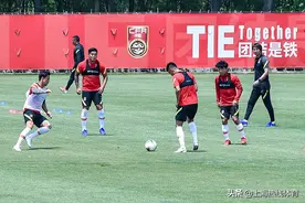 挥汗如雨！国足将士坚持训练 积极备战申花热身赛图片