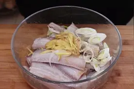 这才是炸带鱼的正确做法，外酥里嫩，好吃无腥味，方法超简单图片