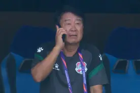 足协杯大笑话！比赛途中接电话，解说被搞得懵圈了，几万网友热议图片