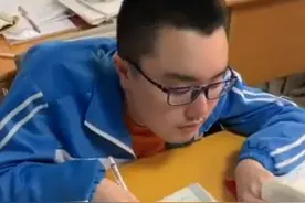 重庆“渐冻少年”高考592分，轮椅上求学12年，担心没有学校录取图片