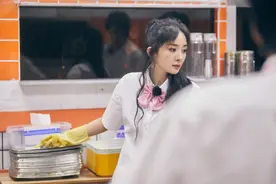 漂亮姐姐！杨幂穿学生装清纯可爱 撒娇发嗲表情无辜图片