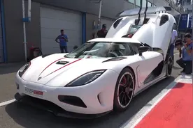 3000万的柯尼塞格Agera R上赛道，一脚油门下去才知道贵在哪！视频封面
