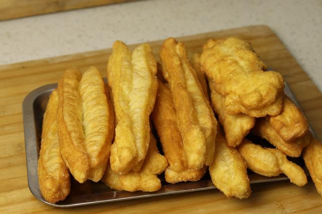 在家炸油条，牢记这5点，不用泡打粉，个个蓬松酥脆，一次就成功