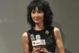 张曼玉终于胖回来了，穿黑色修身连衣裙配丝袜，爆炸头好洋气图片