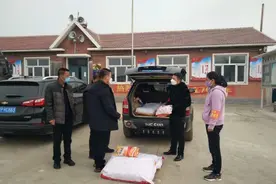 蟒挡坝村：备战春耕提供种子化肥送门服务图片