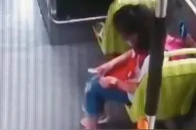 小学生捡起掉落国旗，接下来的故事太暖了…图片